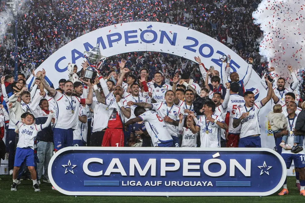 Nacional campeón uruguayo celebra el gol decisivo que definió el clásico en el alargue.