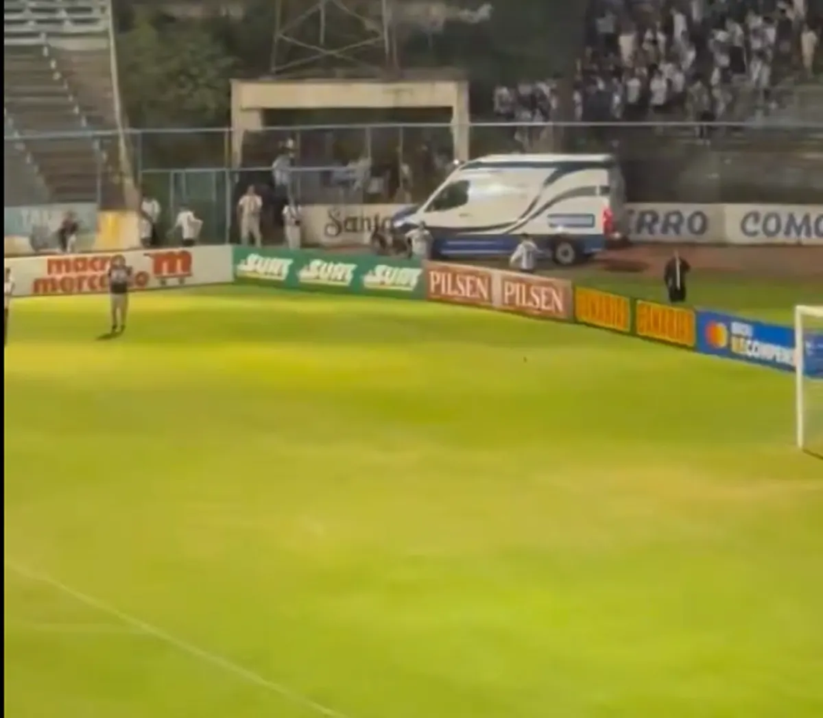 Los hinchas de Cerro protagonizaron serios incidentes con la policía en el Tróccoli