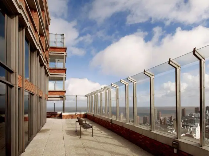 Conmoción en el centro: un joven perdió la vida tras caer desde el edificio de la Intendencia