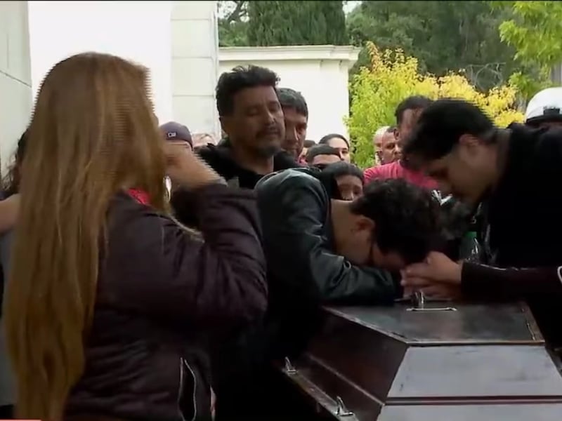 Familiares y amigos despiden a Juan Carlos Mendoza, repartidor asesinado en pleno Centro de Montevideo