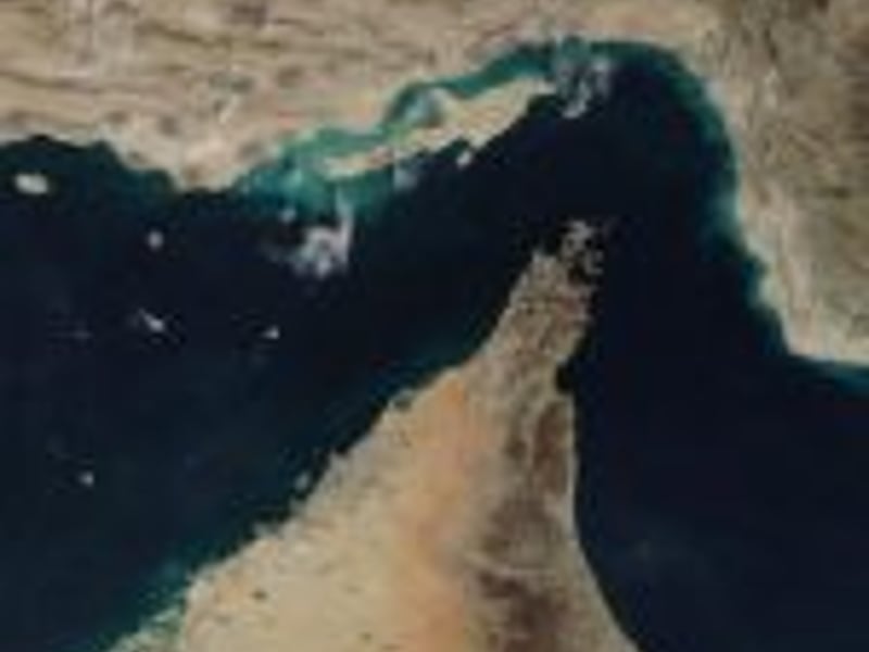 El precio del petróleo cae fuerte tras anuncio de Irán sobre el paso por Ormuz