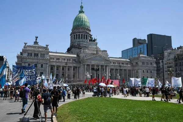 Gobierno argentino lleva a la Corte Suprema la suspensión de la reforma laboral impulsada por Milei