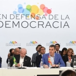 Sánchez llama a defender la democracia y a proponer soluciones ante la guerra