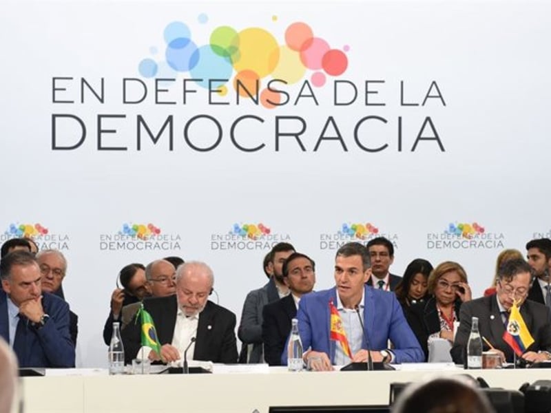 Sánchez llama a defender la democracia y a proponer soluciones ante la guerra