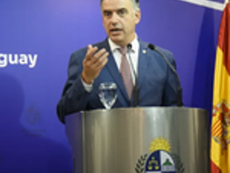 Orsi en Barcelona: Alerta por el gasto militar global y el impacto en la economía uruguaya