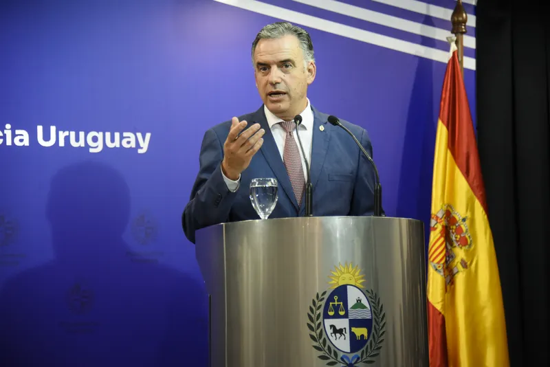 Orsi en Barcelona: Alerta por el gasto militar global y el impacto en la economía uruguaya