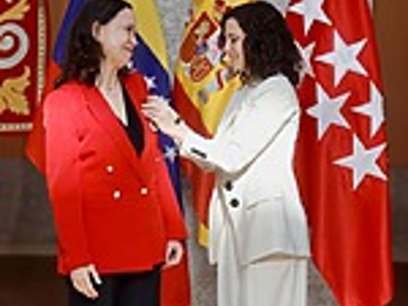 Ayuso entrega Medalla de Oro a Machado en medio de críticas al socialismo en Barcelona