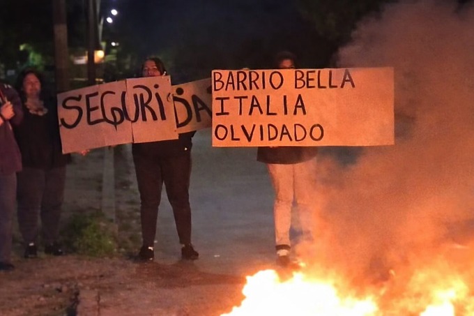 Fuego e indignación: vecinos de Bella Italia se levantaron contra la inseguridad