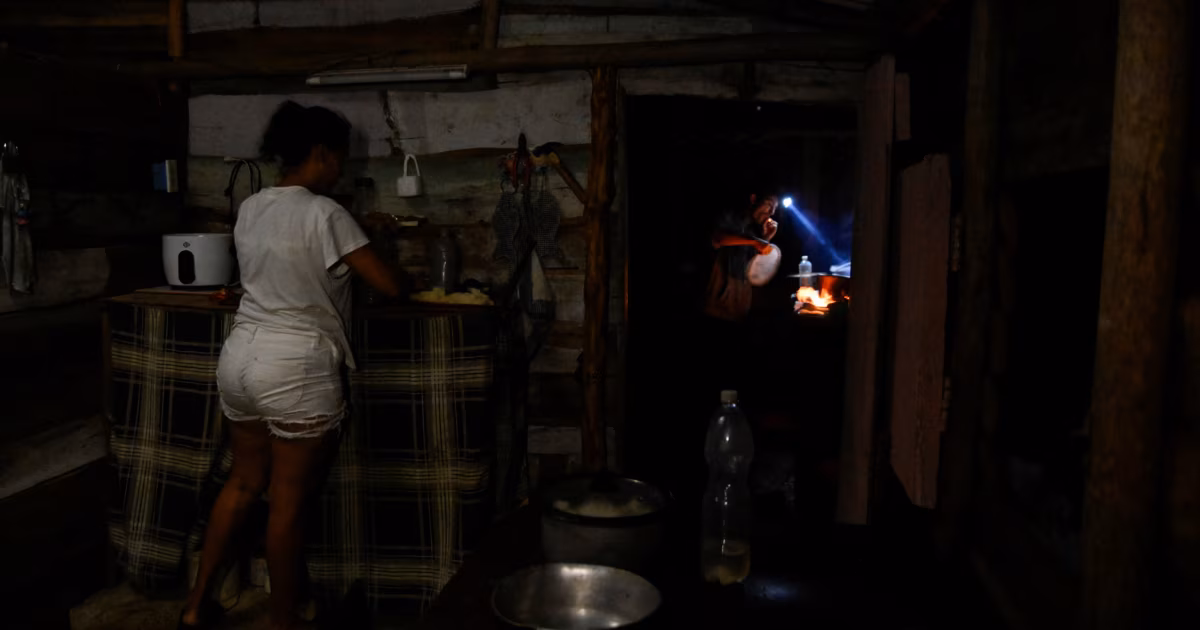 Cubanos relatan su lucha diaria para sobrevivir sin electricidad en Uruguay